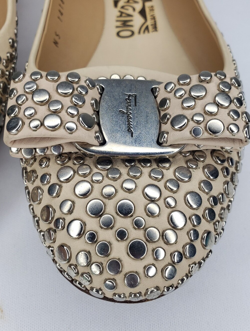 Salvatore Ferragamo Nude Studded Vara Bow Leather Flats - Picture 3 of 9